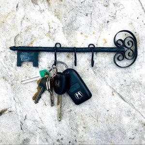 Vintage BLACK KEY RACK in hammered metal with 3 key hooks Handcrafted